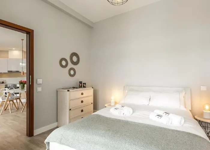 With 2 Bedrooms * מיילנו