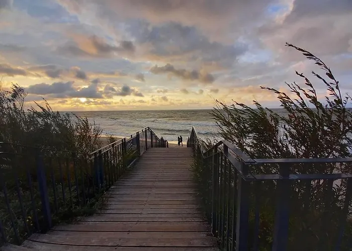 With 2 Bedrooms דירה